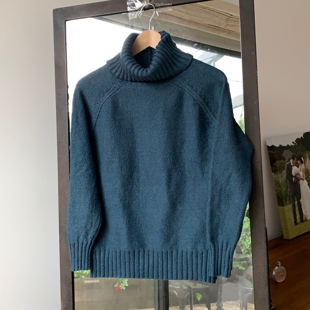 🦄 * 3/$10 * Forever XXI sweater with ribbed cowl + hems